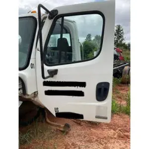 2004 FREIGHTLINER M2 106 FREIGHTLINER M2, 1FVACWDC94HN29588, Left Door Assembly, Front