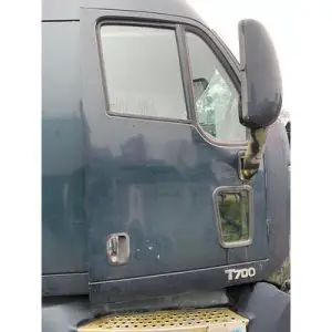 2010 KENWORTH T700 KENWORTH T700, 1XKFDP9X2CJ296598, Right Door Assembly, Front